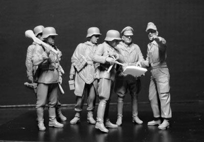 画像: マスターボックス 1/35 独・戦闘兵士６体1945-迷彩スモックスタイル上級将校+戦車兵他 【プラモデル】