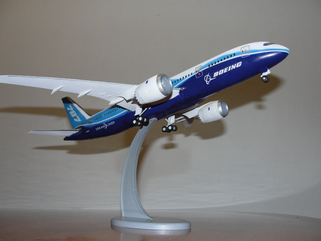 画像: ズベズタ 1/144 ボーイングB787-8ドリームライナー【プラモデル】