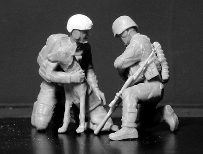 画像: マスターボックス 1/35 米・現用兵士４体+犬・中東-軍用犬救出【プラモデル】