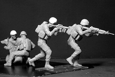 画像: マスターボックス 1/35 米・現用兵士４体+犬・中東-軍用犬救出【プラモデル】