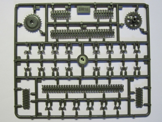 画像: ズベズダ 1/35 WWII ソビエト軽戦車 T-26(1933Ver.)【プラモデル】