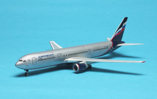 画像: ズベズタ 1/144 ボーイングB767-300旅客機【プラモデル】