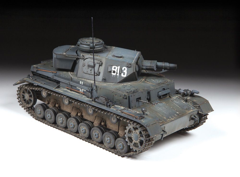 画像: ズベズダ 1/35 IV号戦車 E型（Sd.kfz.161) ドイツ中戦車【プラモデル】
