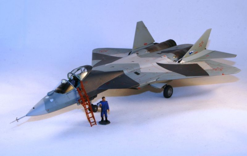 画像: ズベズダ 1/72 スホーイ T-50 ロシア試作ステルス戦闘機【プラモデル】 