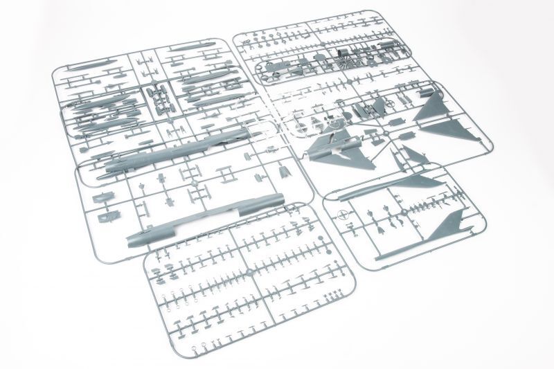 画像: エデュアルド 1/48 MiG-21bisフィッシュベッドL ウィークエンドエディション【プラモデル】