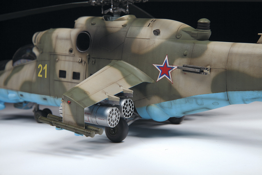 画像: ズベズダ 1/48 ミル Mi-24P ソビエト戦闘ヘリコプター ハインドE【プラモデル】 