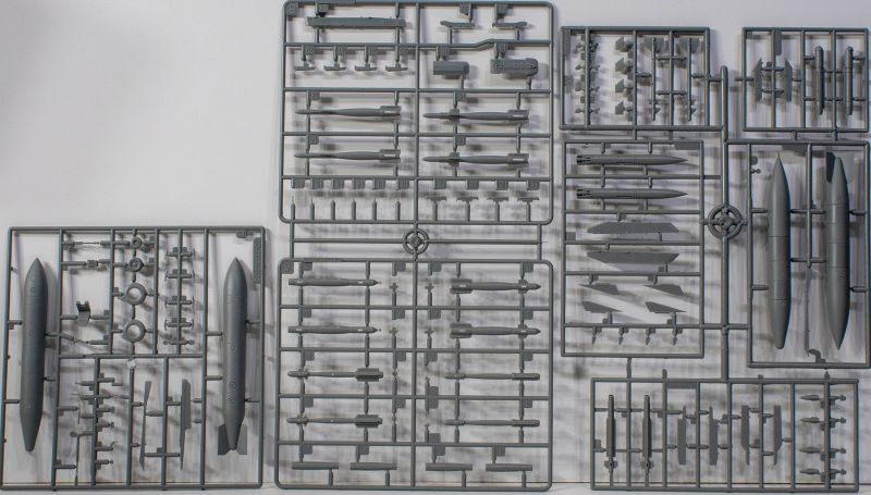 画像: キネティック 1/48 ミラージュ 2000D w/GBU-12/22精密誘導爆弾【プラモデル】 