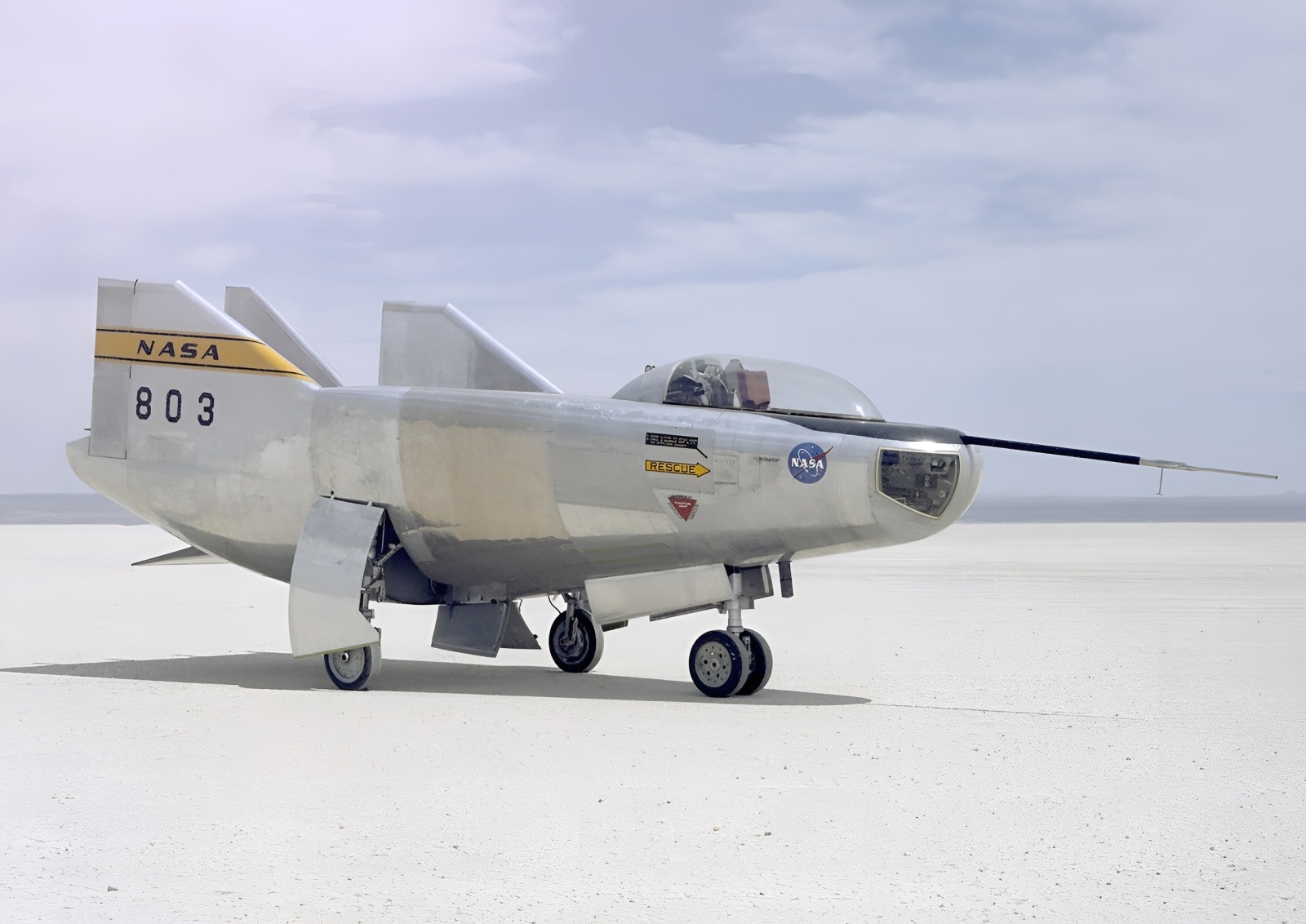 画像1: エイビスモデル 1/72 米・ノースロップM２F３無翼実証機1970NASA【プラモデル】  